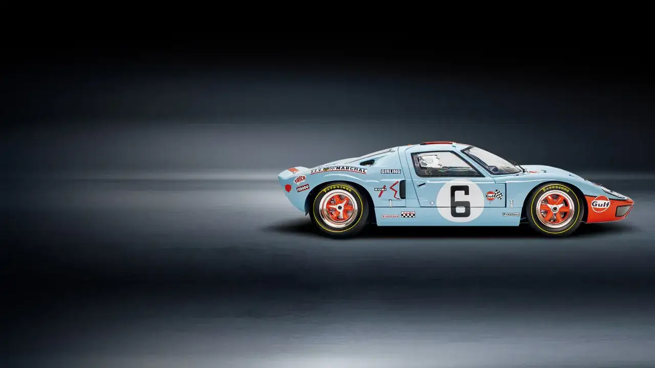 Klasyczny Ford GT w barwach Gulf, z numerem 6, gotowy do wyścigu.