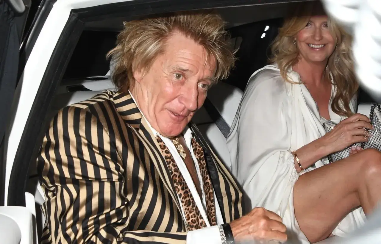Rod Stewart w ekstrawaganckiej marynarce, obok niego uśmiechnięta kobieta. Myślami pewnie przy swoich dzieciach.