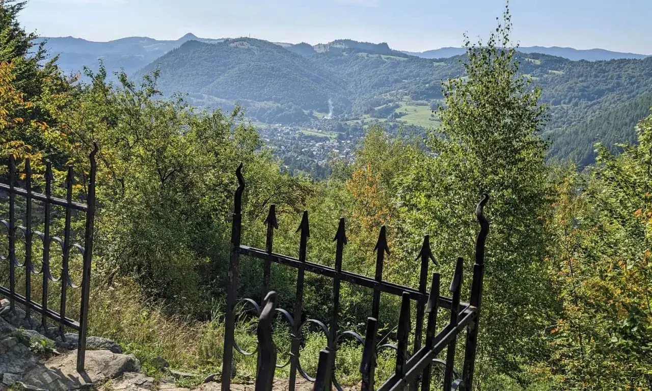 Widok zza zabytkowego bereśnika na dolinę i góry.