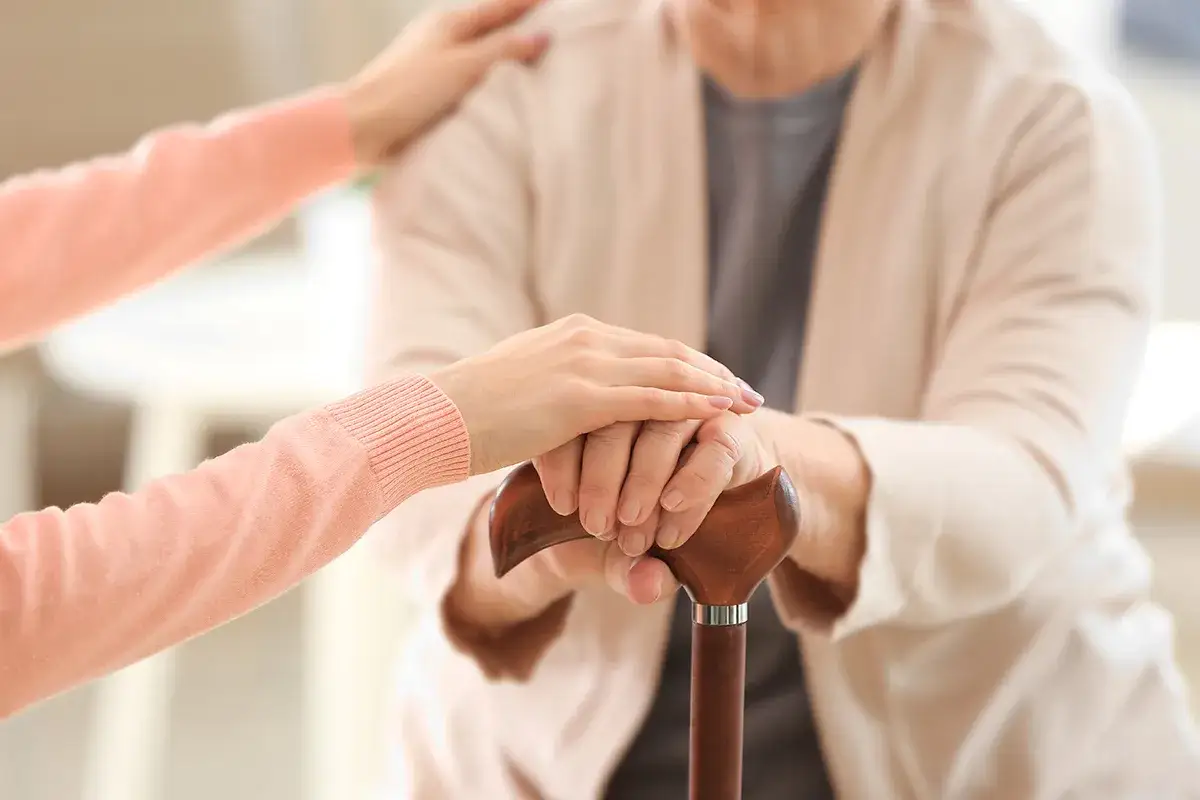 Senior spokojnie śpiący, naturalne światło, zioła obok łóżka
