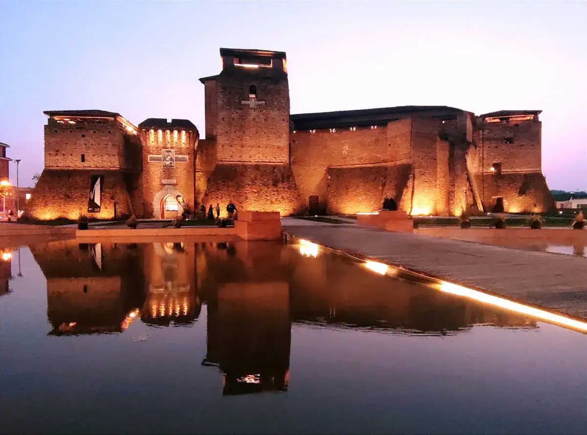 Castello Estense illuminato di sera, riflesso sull'acqua. Qui è nato Fellini, un luogo magico.