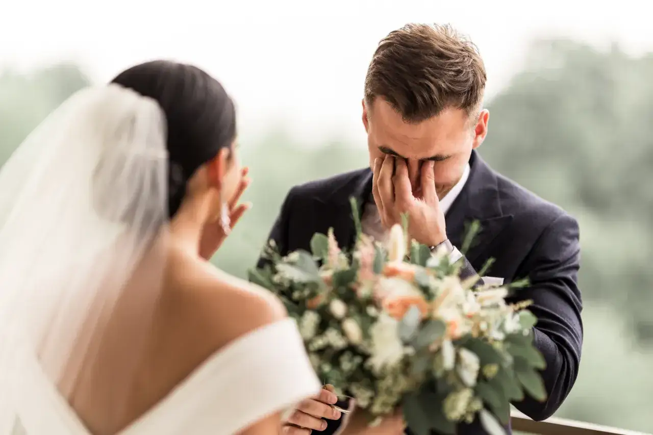 sesja first look ślubna emocje