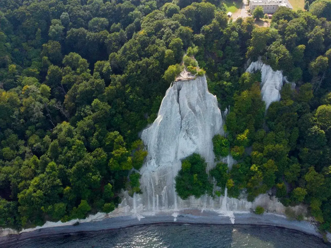 Kreidefelsen ragen steil aus dem Meer, umgeben von &uuml;ppigem Gr&uuml;n. Ein wahres Naturwunder Deutschlands, das zum Staunen einl&auml;dt.