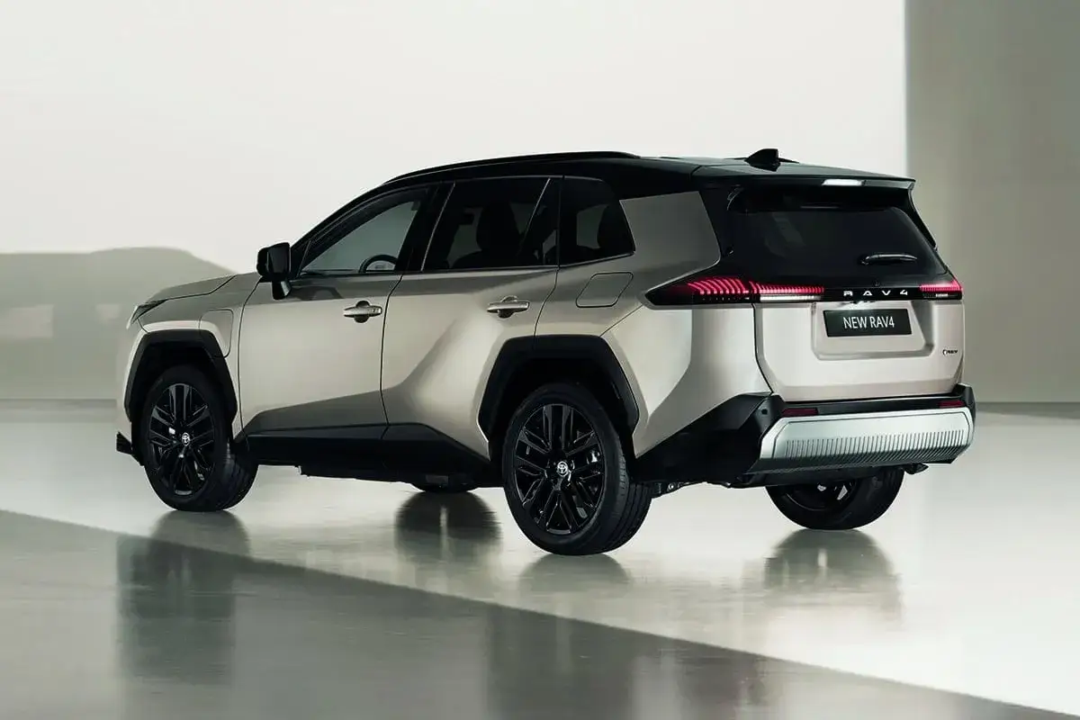 El nuevo RAV4, un coche alto y moderno, se presenta en un elegante color champagne con detalles en negro.