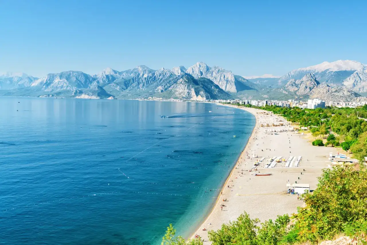 Piękna plaża w Turcji, gdzie turkusowe morze spotyka majestatyczne g&oacute;ry. Idealne miejsce na wakacje.