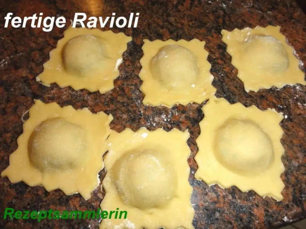 Frisch gemachte Ravioli, bereit zum Kochen. So einfach kann ravioli selber machen sein!