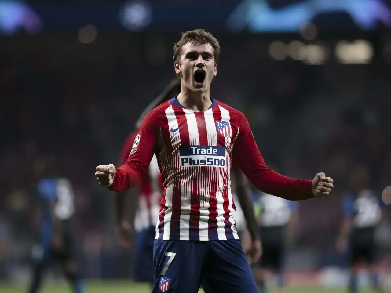 Antoine Griezmann feiert jubelnd im Trikot von Atl&eacute;tico Madrid. Seine aktuellen Teams sind bekannt f&uuml;r seine Tore.