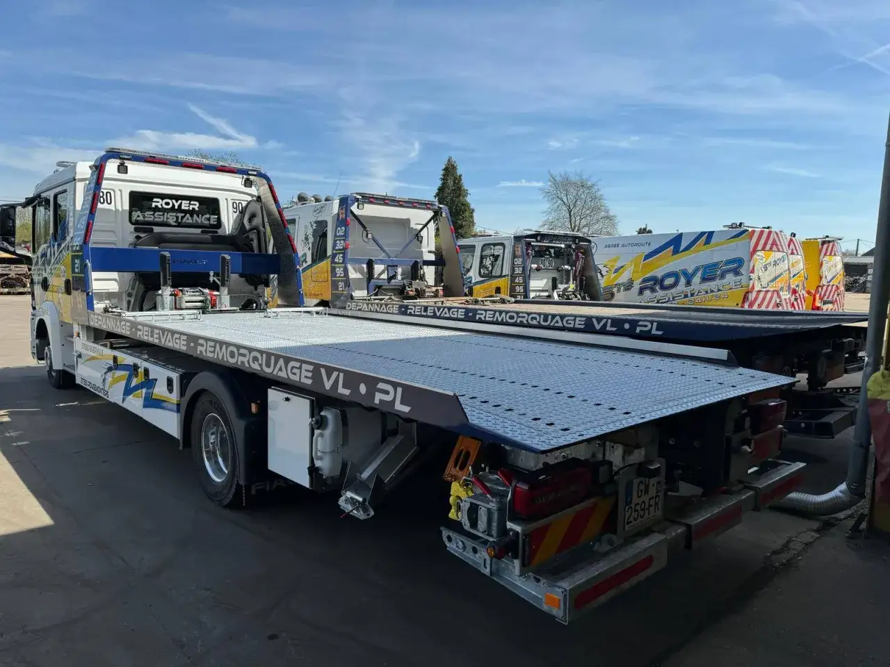 Plusieurs dépanneuses Royer Assistance sont garées, prêtes à intervenir pour tout camion en panne.