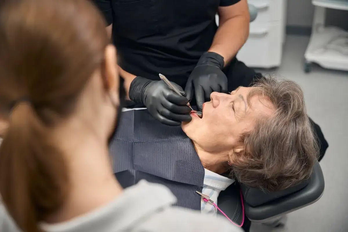 Visita dentistica per un controllo. Se l'alitosi è persistente, è importante preoccuparsi e consultare un professionista.