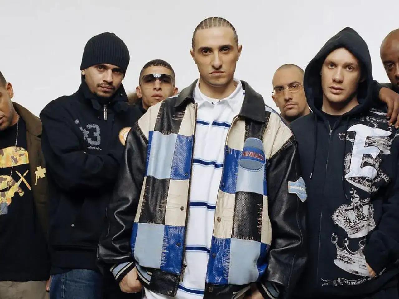 Les membres de Fonky Family posent ensemble, un groupe de rappeurs marseillais au style affirmé.