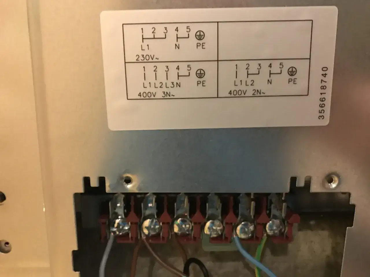 Elkopplingsschema f&ouml;r ugnen visar hur man kopplar f&ouml;r 230V eller 400V. Om ugnen blir inte varm kan det vara felkoppling.