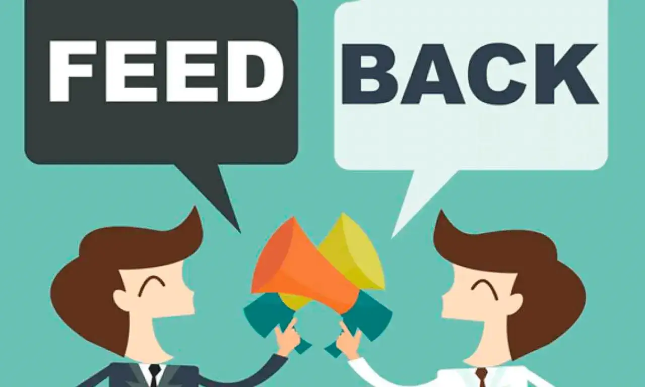 Dos personas intercambian ideas con bocinas, mostrando ejemplos de feedback.