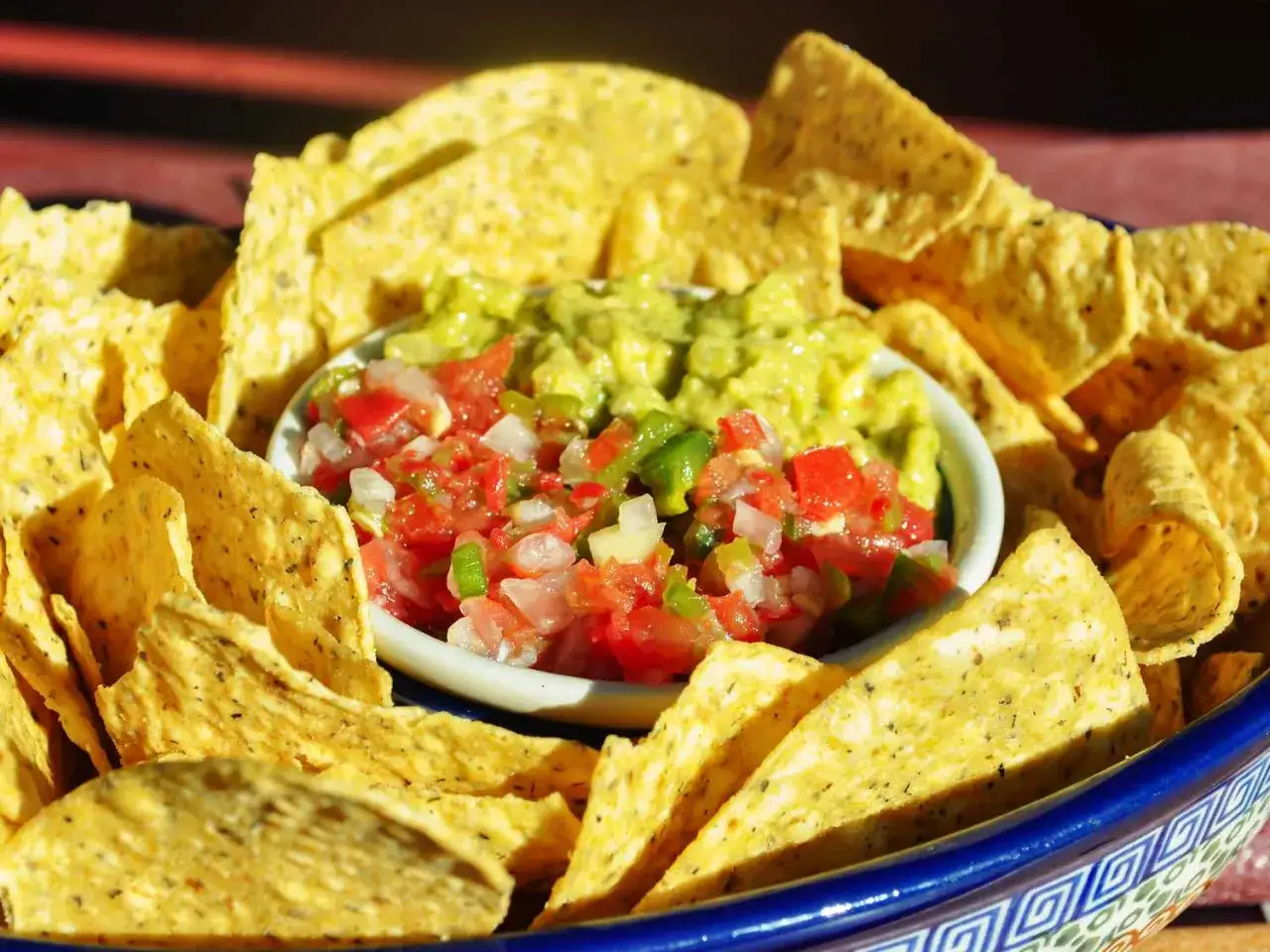 Nachos med guacamole och f&auml;rsk pico de gallo. En perfekt kombination f&ouml;r en festlig stund.