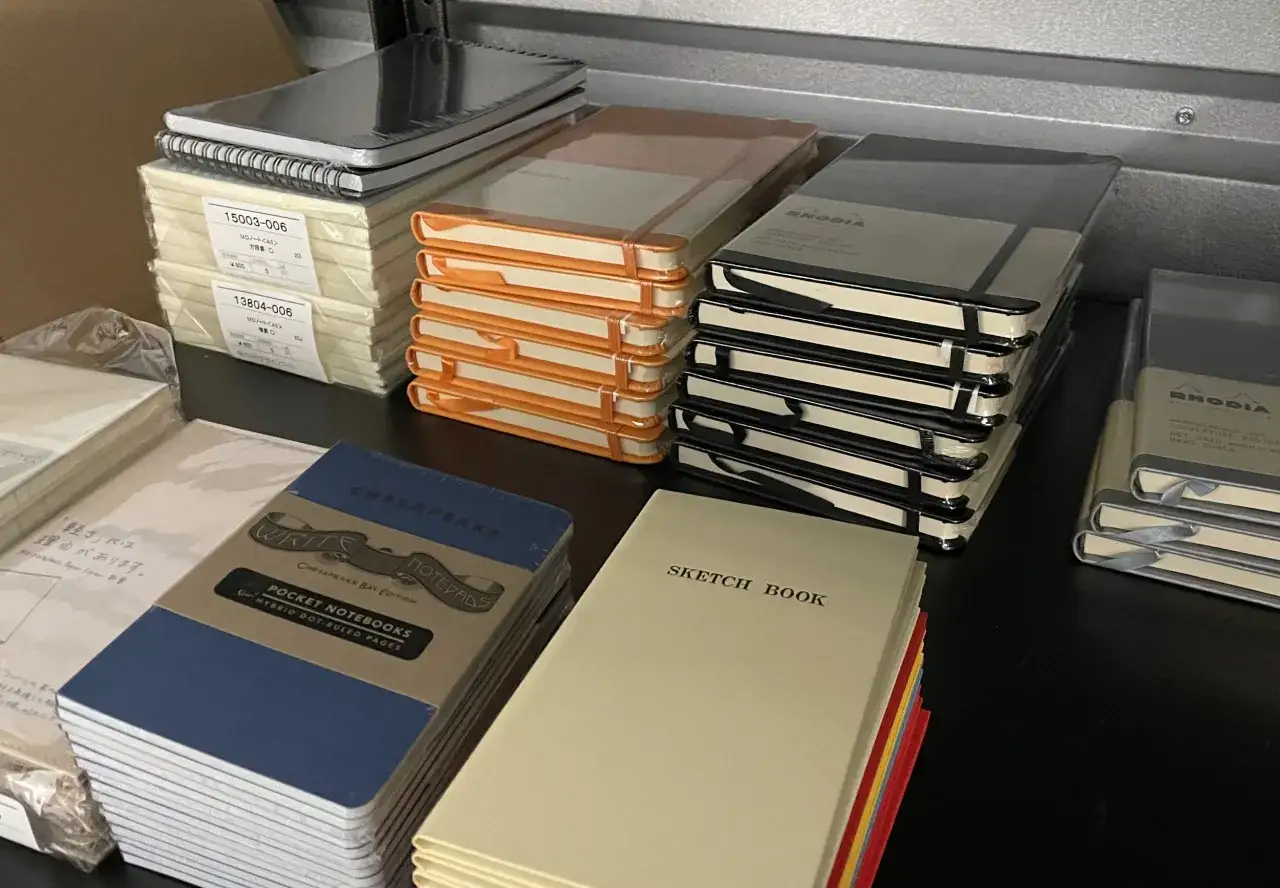 Här finns fakta om pennan och anteckningsböcker i olika färger och storlekar. En blå pocketbok med texten 