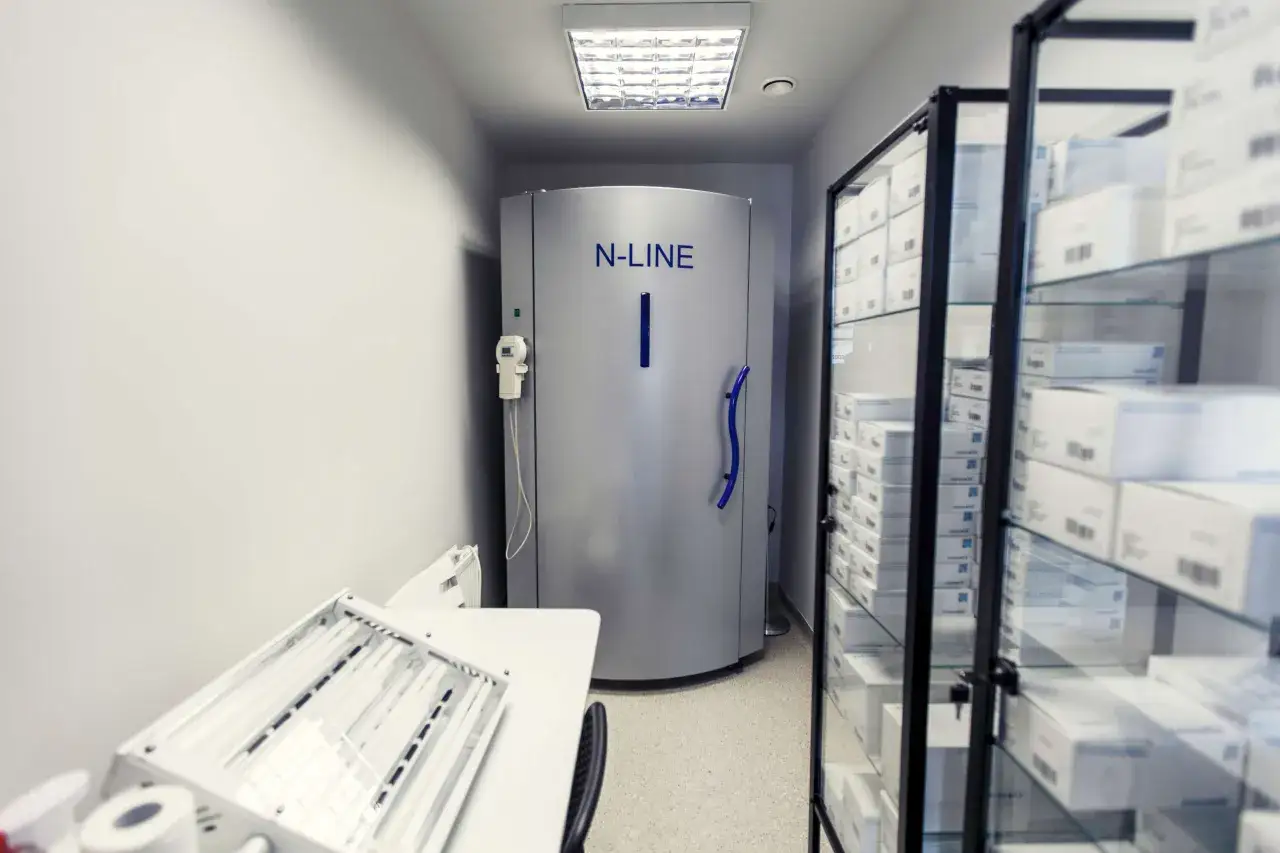Gabinet dermatologiczny z urządzeniem N-LINE, szafą z kosmetykami i lampą.