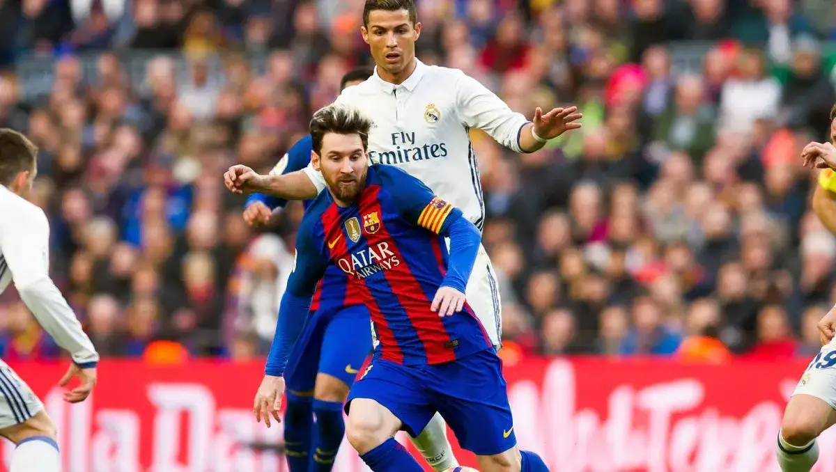 Cristiano Ronaldo i Lionel Messi wymieniający uściski dłoni przed meczem