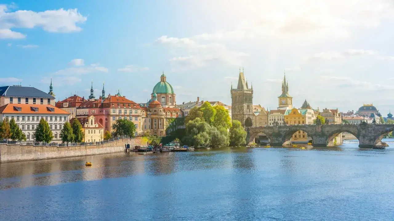 Widok na Pragę z Wełtawą i Mostem Karola. Idealne miejsce na kilka dni zwiedzania.
