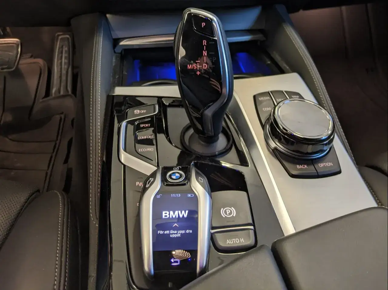 BMW:s automatl&aring;da med v&auml;xelspak och k&ouml;rl&auml;gesknappar. Nyckeln visar 