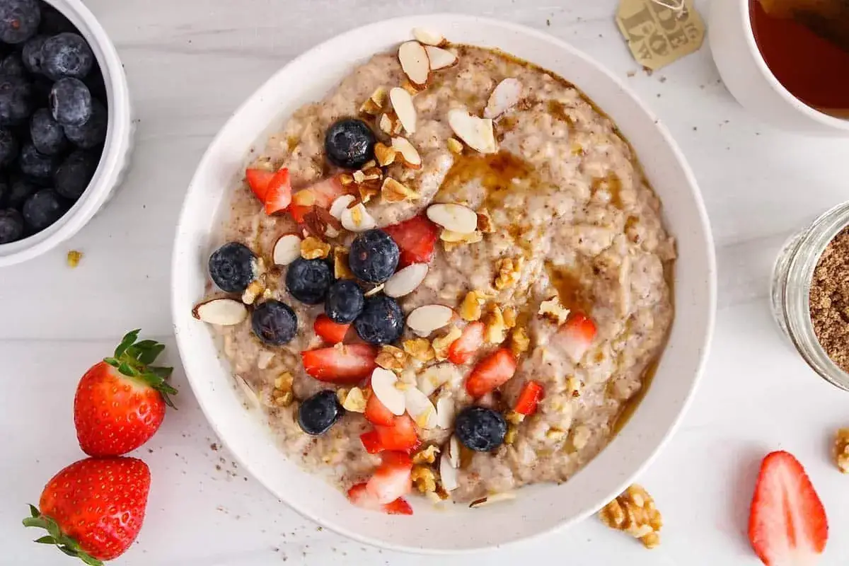 Haferbrei mit Leinsamen, Beeren und N&uuml;ssen &ndash; ein gesundes Fr&uuml;hst&uuml;ck, das beim Abnehmen unterst&uuml;tzt.