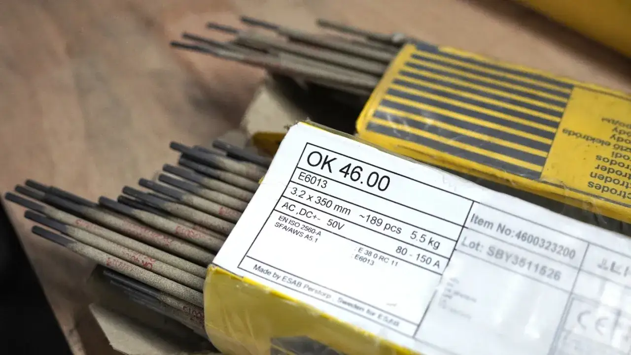 Pudełko z elektrodami spawalniczymi OK 46.00, typ E6013, o średnicy 3.2 mm. Idealne do zastosowania w pracach spawalniczych.