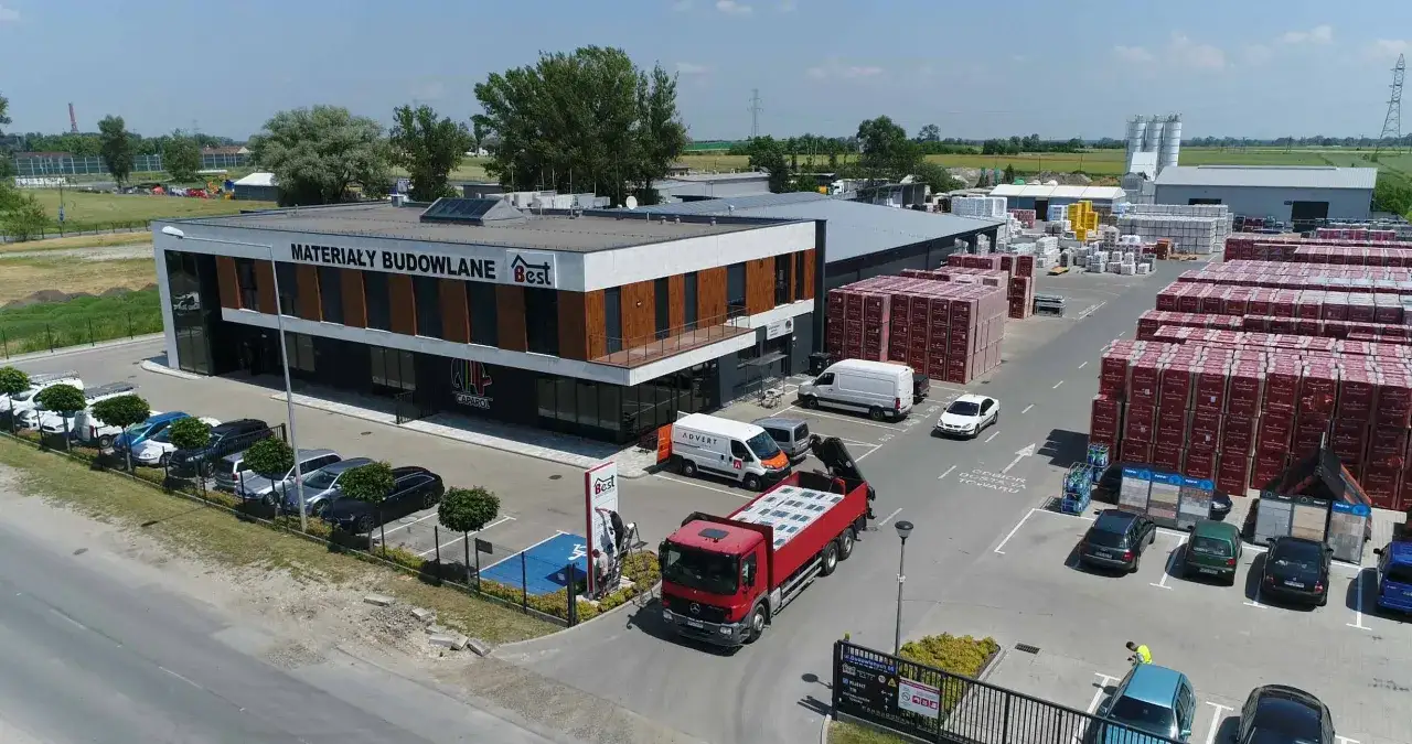 Budynek z napisem