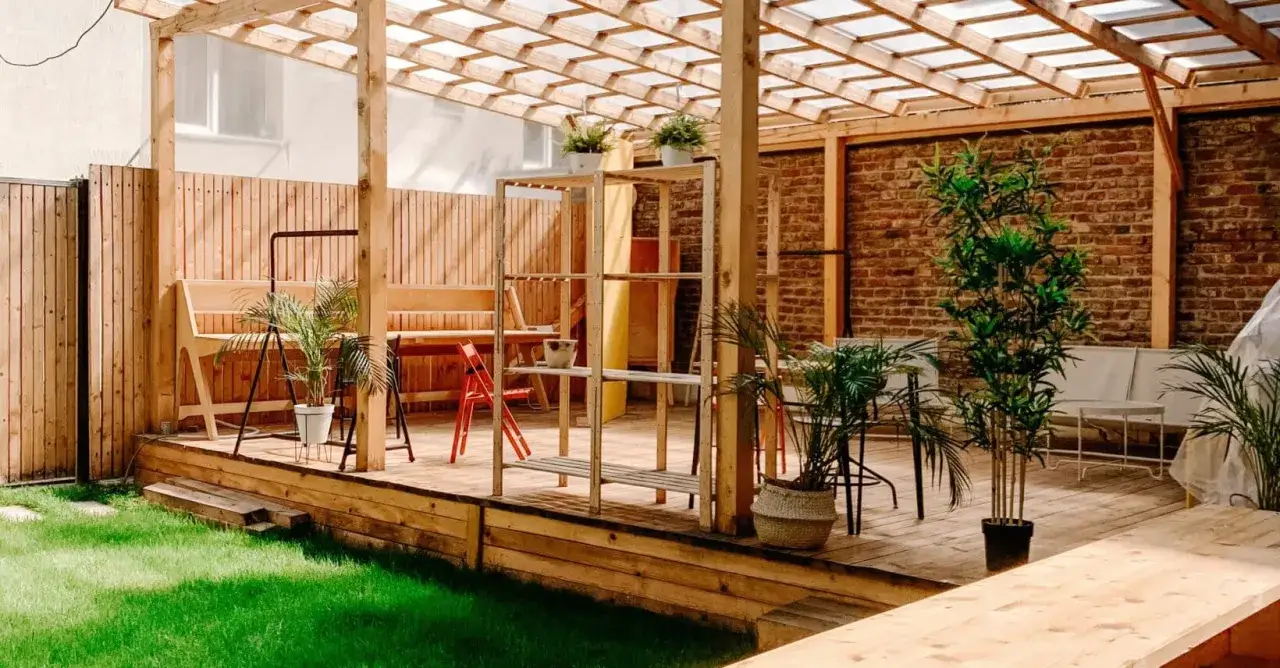 En mysig uteplats med tr&auml;d&auml;ck, pergola och sittplatser. Perfekt f&ouml;r att m&aring;la p&aring; tryckimpregnerat tr&auml; och njuta av sommaren.