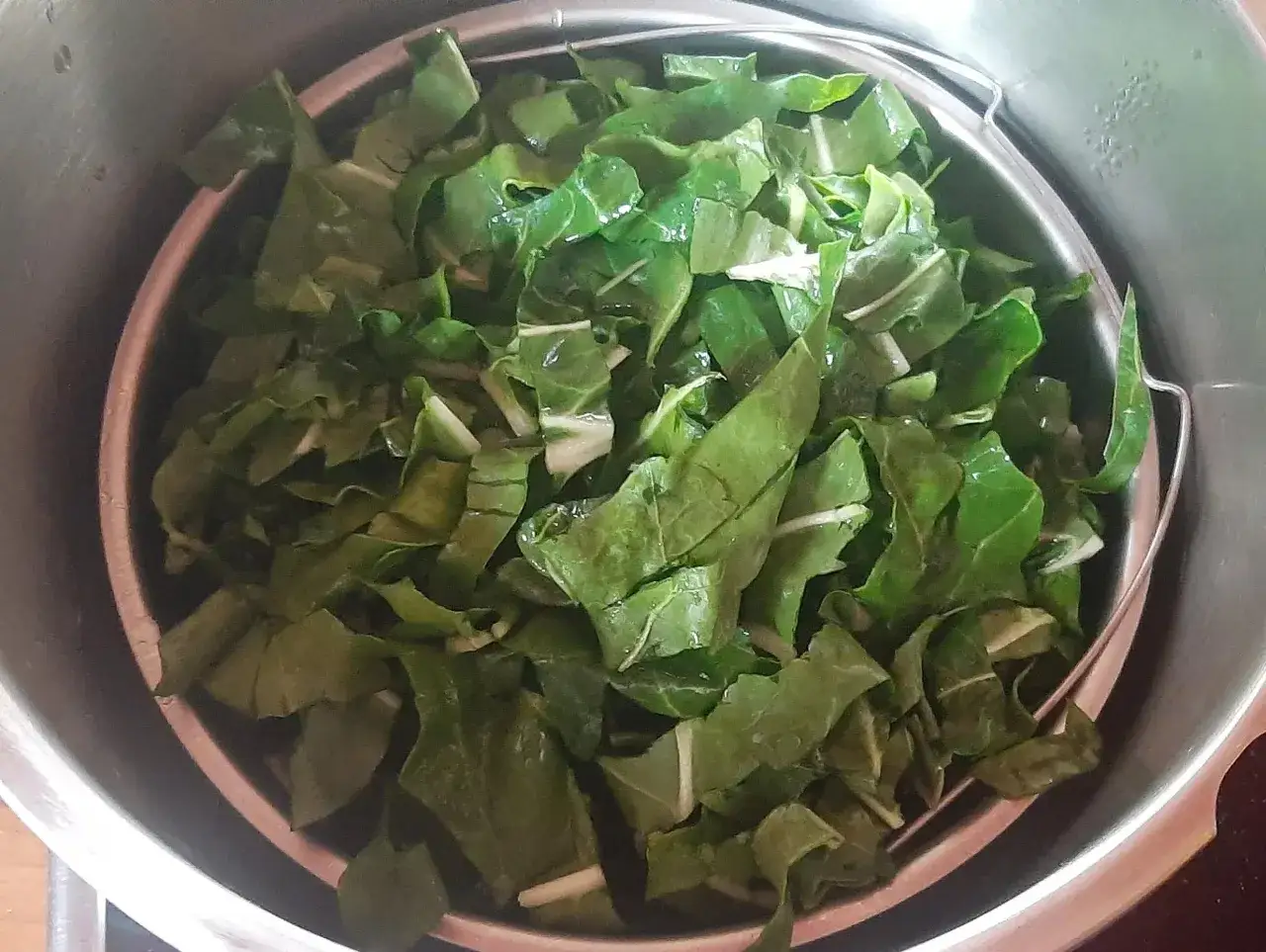 Feuilles de blette coup&eacute;es en morceaux, pr&ecirc;tes &agrave; &ecirc;tre cuisin&eacute;es. Elles sont d'un vert vif et semblent fra&icirc;ches.