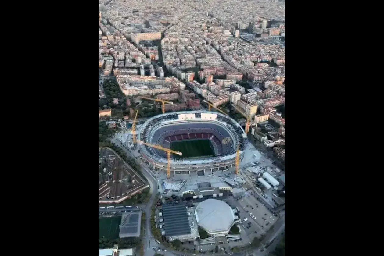 Widok z lotu ptaka na Camp Nou w trakcie remontu. Wokół stadionu widać liczne dźwigi budowlane.