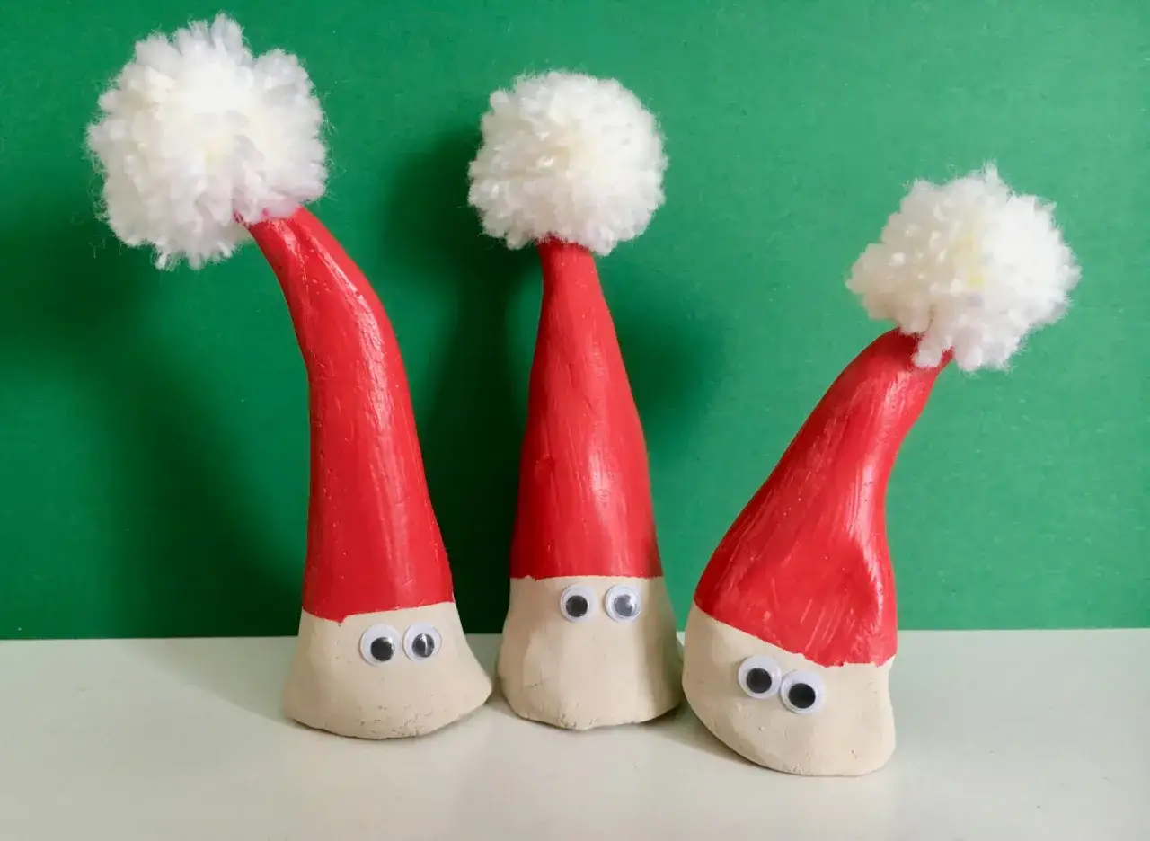 Drei lustige Figuren mit roten Weihnachtsm&uuml;tzen und Knopfaugen, perfekt zum weihnachtsgeschenk basteln kinder.