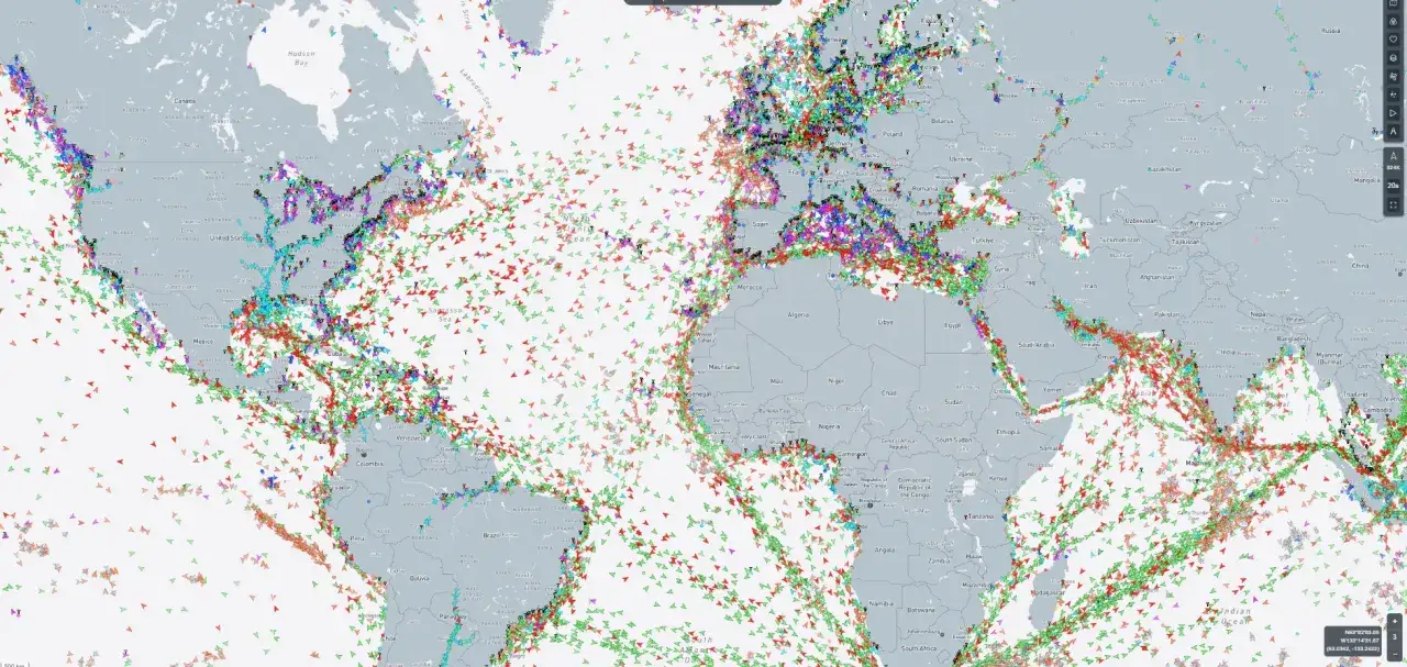 Carte mondiale des routes maritimes, montrant un trafic maritime gratuit intense et coloré à travers les océans et les côtes.