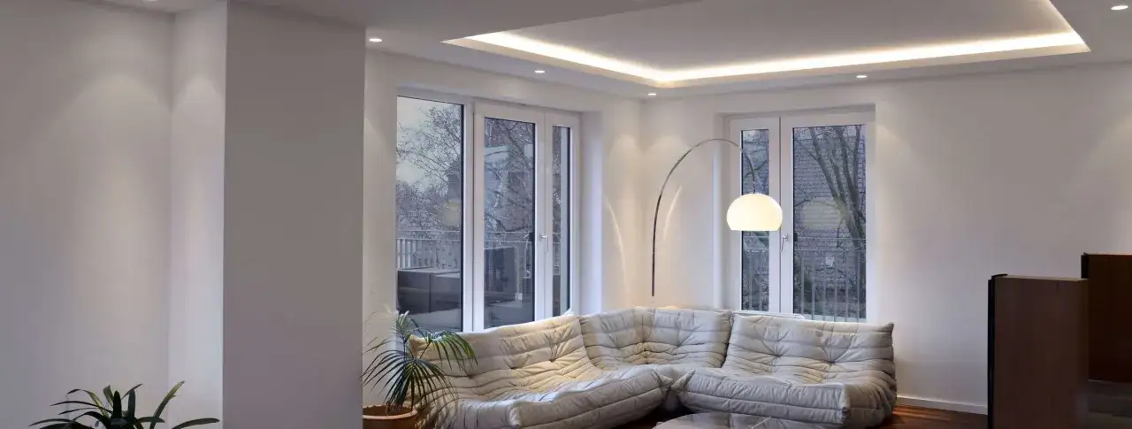 Moderne Penthousewohnung einrichten: Ein bequemes Ledersofa, Bogenlampe und Pflanzen schaffen Gem&uuml;tlichkeit.