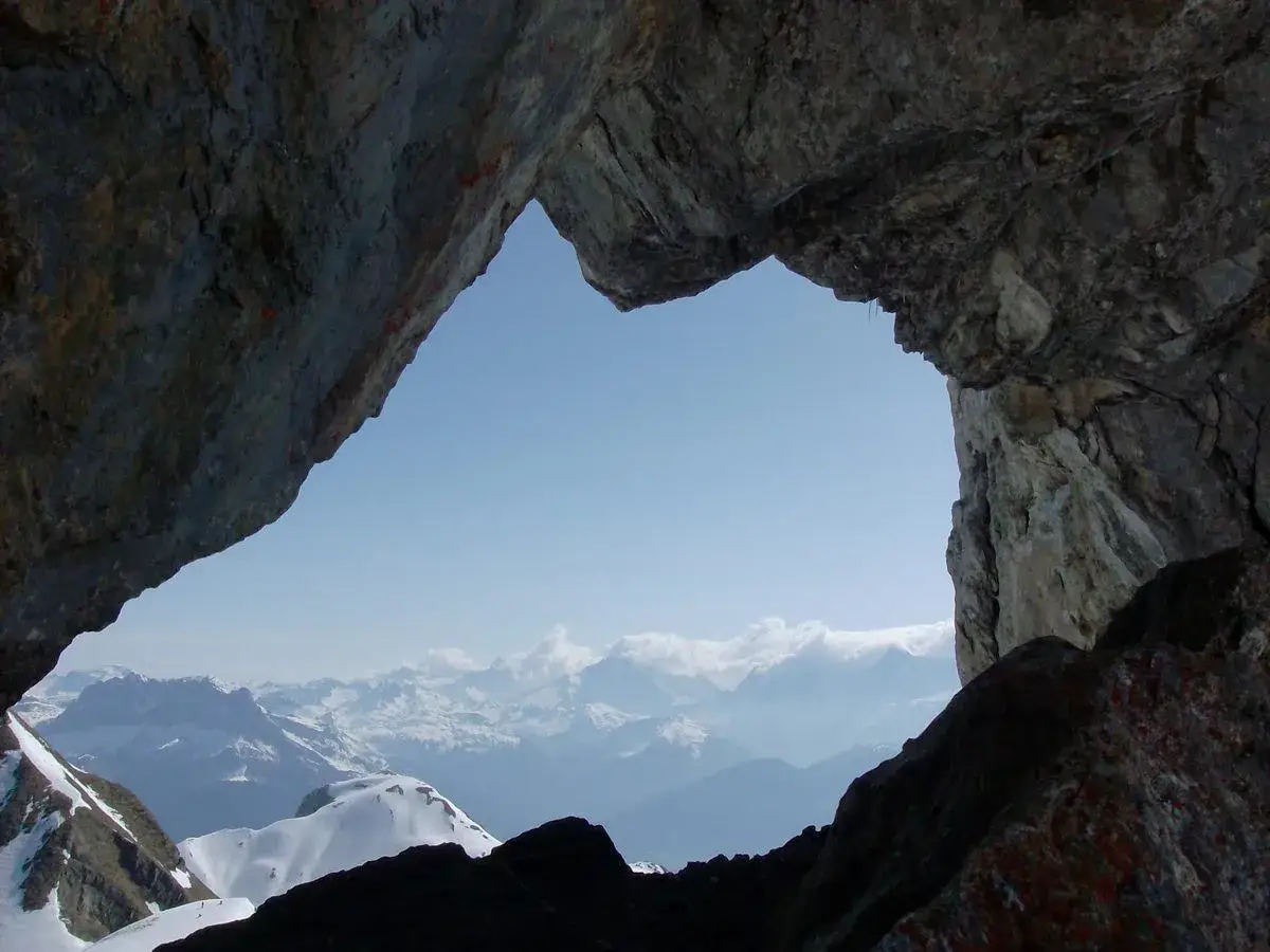 Vue spectaculaire sur les montagnes enneigées depuis le