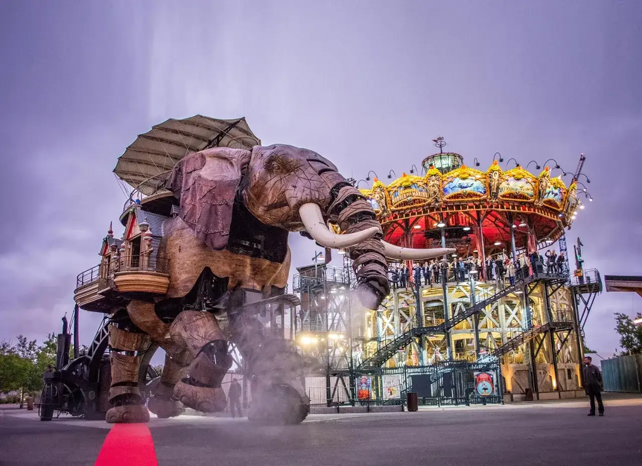 Le Grand &Eacute;l&eacute;phant m&eacute;canique et le Carrousel des Mondes Marins sur l'&icirc;le de Nantes, un spectacle f&eacute;erique.