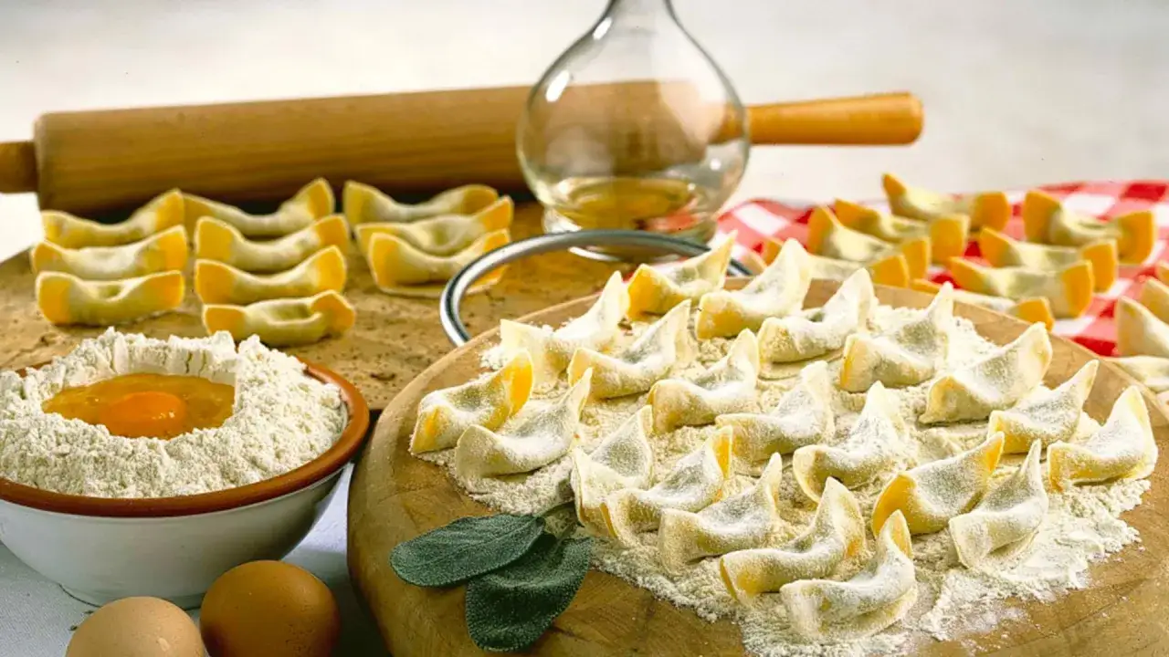 Casoncelli alla bergamasca - idealne danie, by poczuć smak Bergamo. Świeży makaron, mąka, jajka i oliwa.
