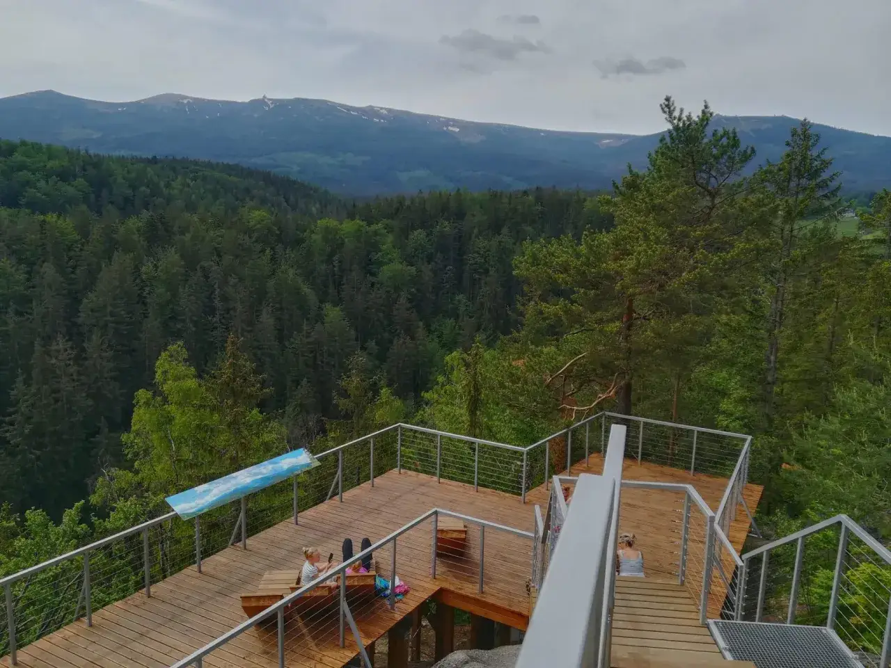 Widok na góry i lasy w Karpaczu i okolicach z drewnianego tarasu widokowego.