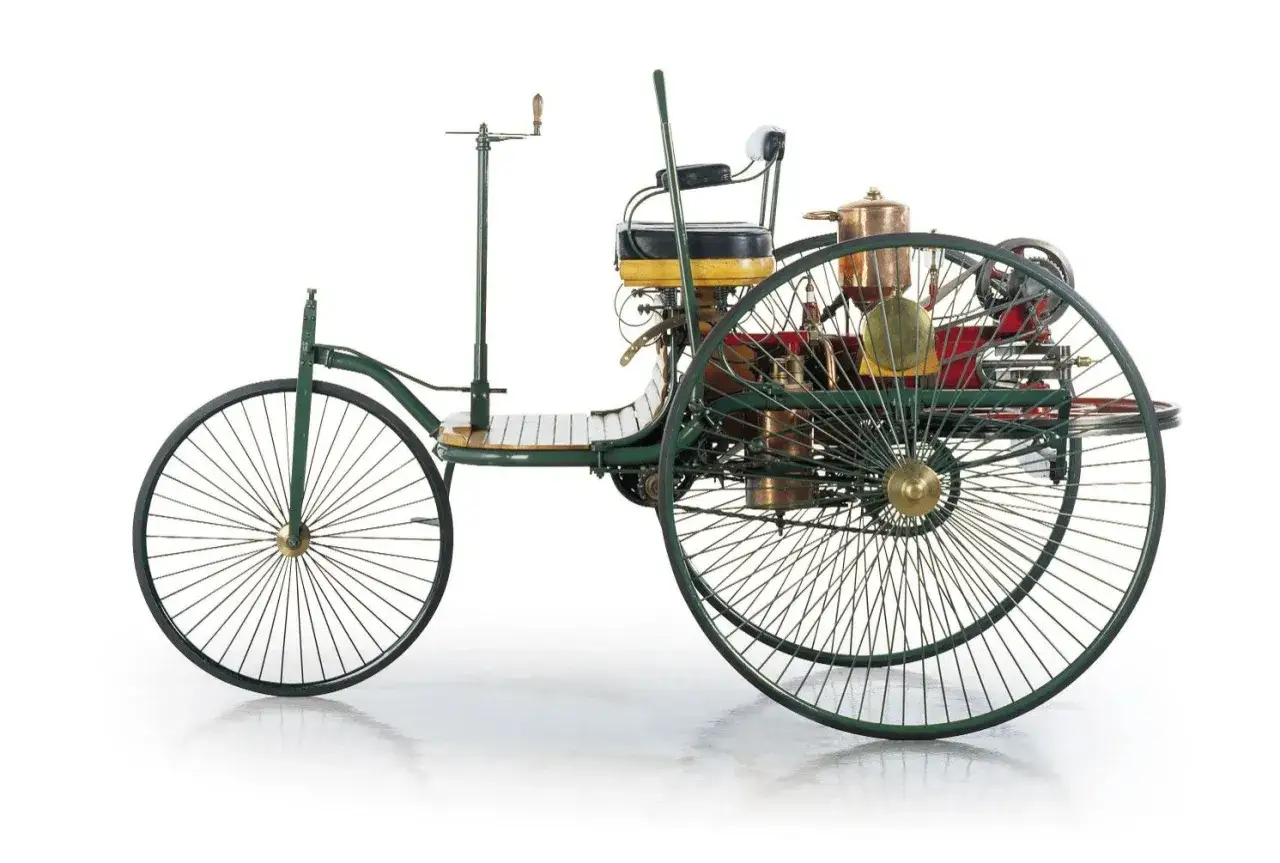 Pierwszy samochód z silnikiem spalinowym, który zapoczątkował rewolucję w transporcie. Kto wynalazł silnik spalinowy? Karl Benz!