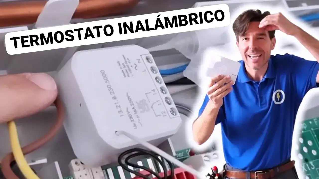 Hombre instala un termostato inalámbrico para calefacción. Aprende a cambiar tu termostato.