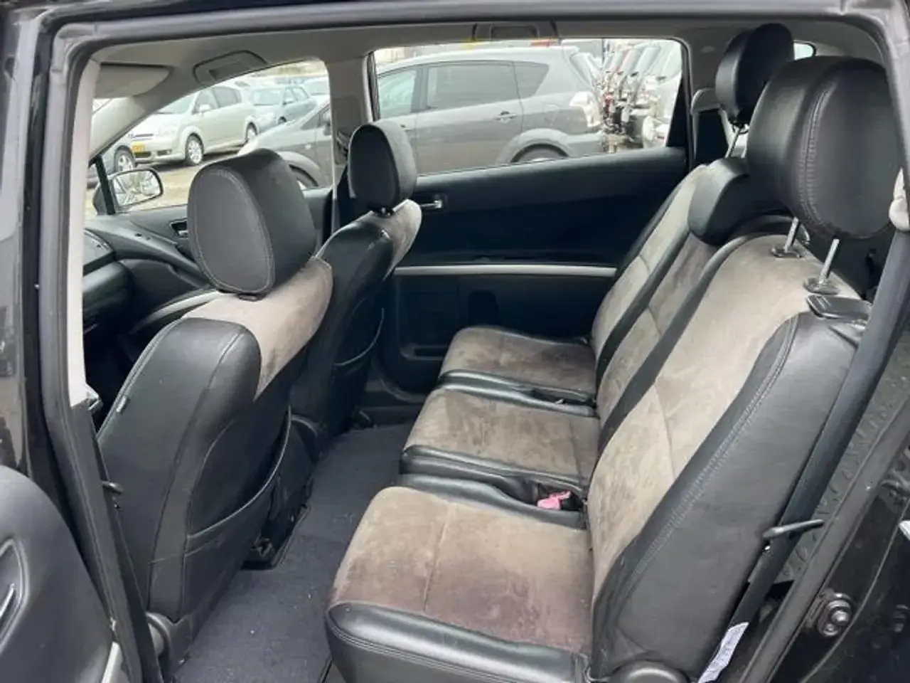 Wnętrze Toyoty Verso 2005 z wygodnymi, dwukolorowymi siedzeniami.