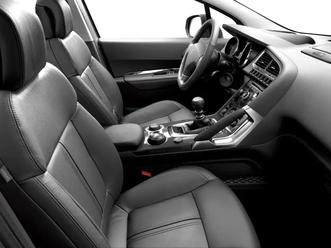Wnętrze Peugeota 3008, skórzane fotele i deska rozdzielcza. Wiele osób chwali sobie komfort, co potwierdzają liczne peugeot 3008 opinie.