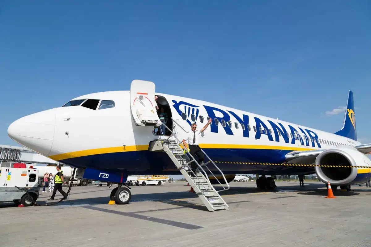 Pilot Ryanair macha z schod&oacute;w samolotu. Chcesz wiedzieć, jak odwołać lot?