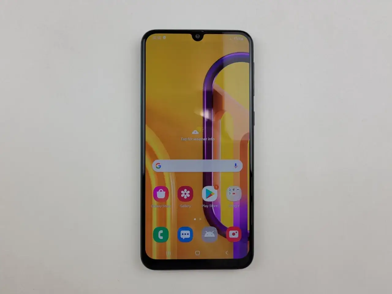 Smartfon Samsung Galaxy M30s z kolorową tapetą i ikonami aplikacji na ekranie.