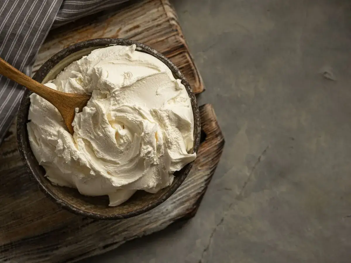 Kremowa masa, idealna do deserów. Zastanawiasz się, czym można zastąpić mascarpone? Oto pyszna alternatywa!