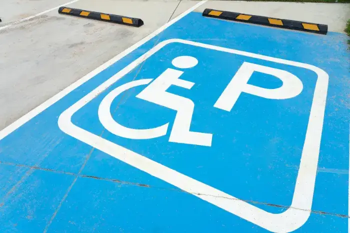 Zdjęcie Czy niepełnosprawni płacą za parking w Krakowie? Sprawdź zasady i ulgi