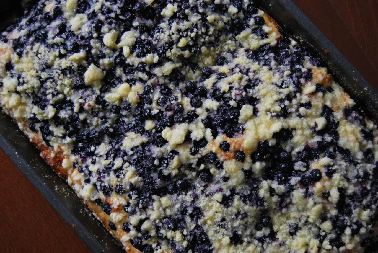 Pyszne ciasto drożdżowe z jagodami i kruszonką, prosto z blachy. Idealne na letnie popołudnie.