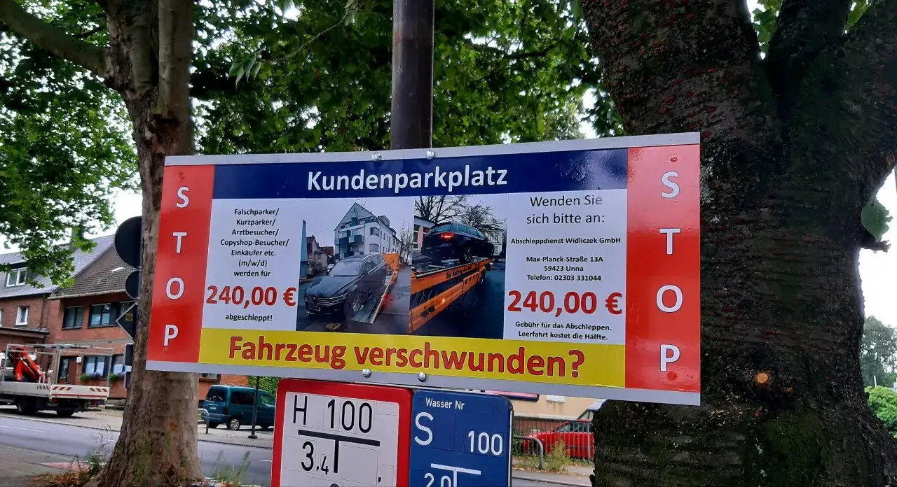 Auto abgeschleppt? Einspruch! Kundenparkplatz-Schild mit Hinweis auf Abschleppkosten von 240€ und die Frage 