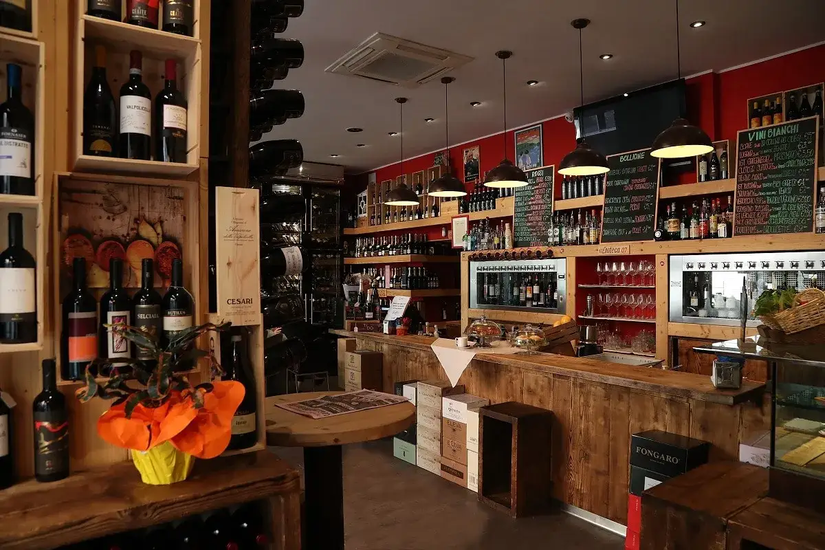 Un'enoteca accogliente con scaffali pieni di bottiglie, che promette i migliori vini italiani.