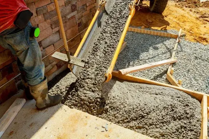 Raki w betonie uszkodzenia konstrukcji