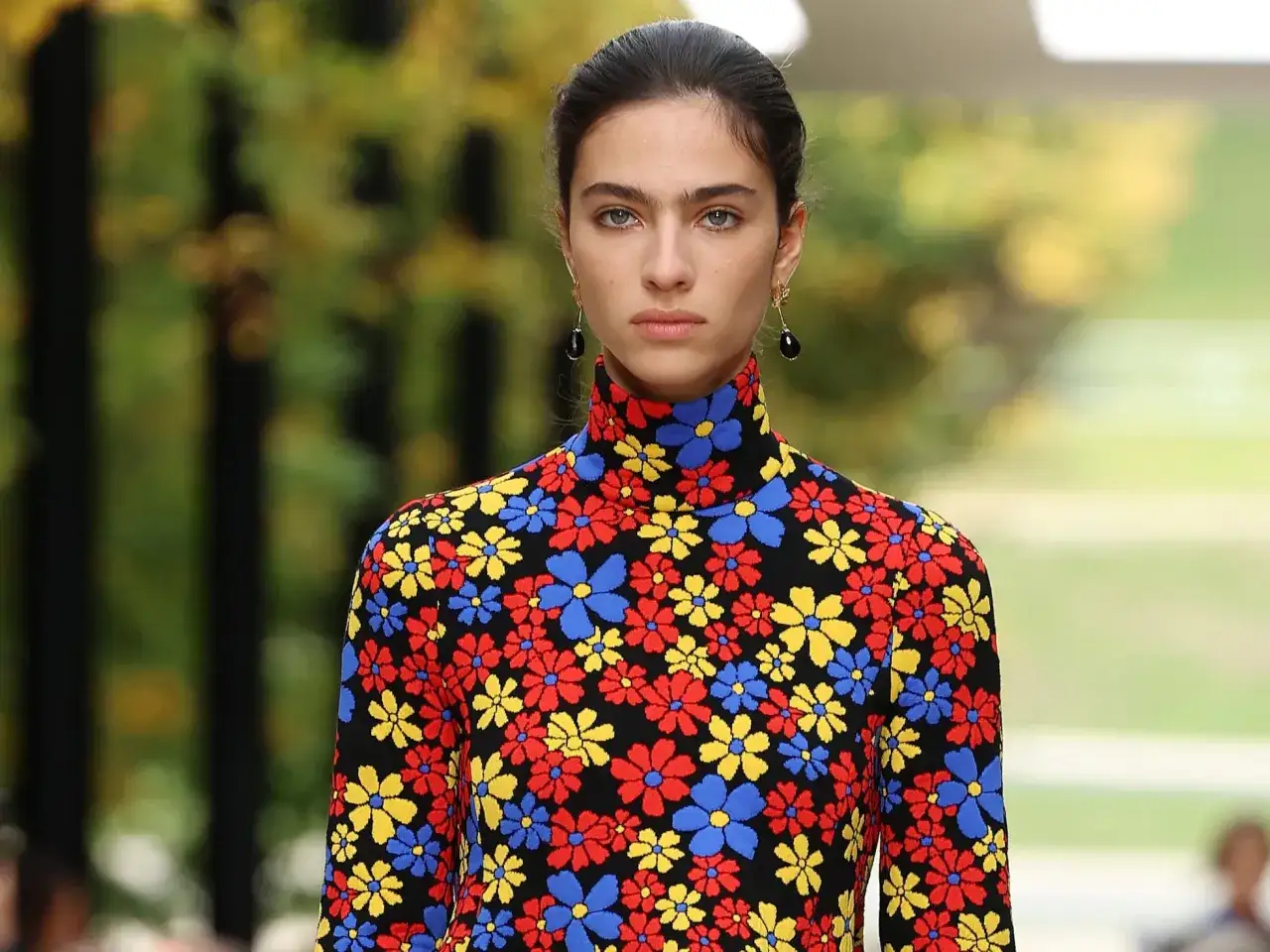 Modelo con estampado floral vibrante, como si estuviera en una loli bahía de flores.