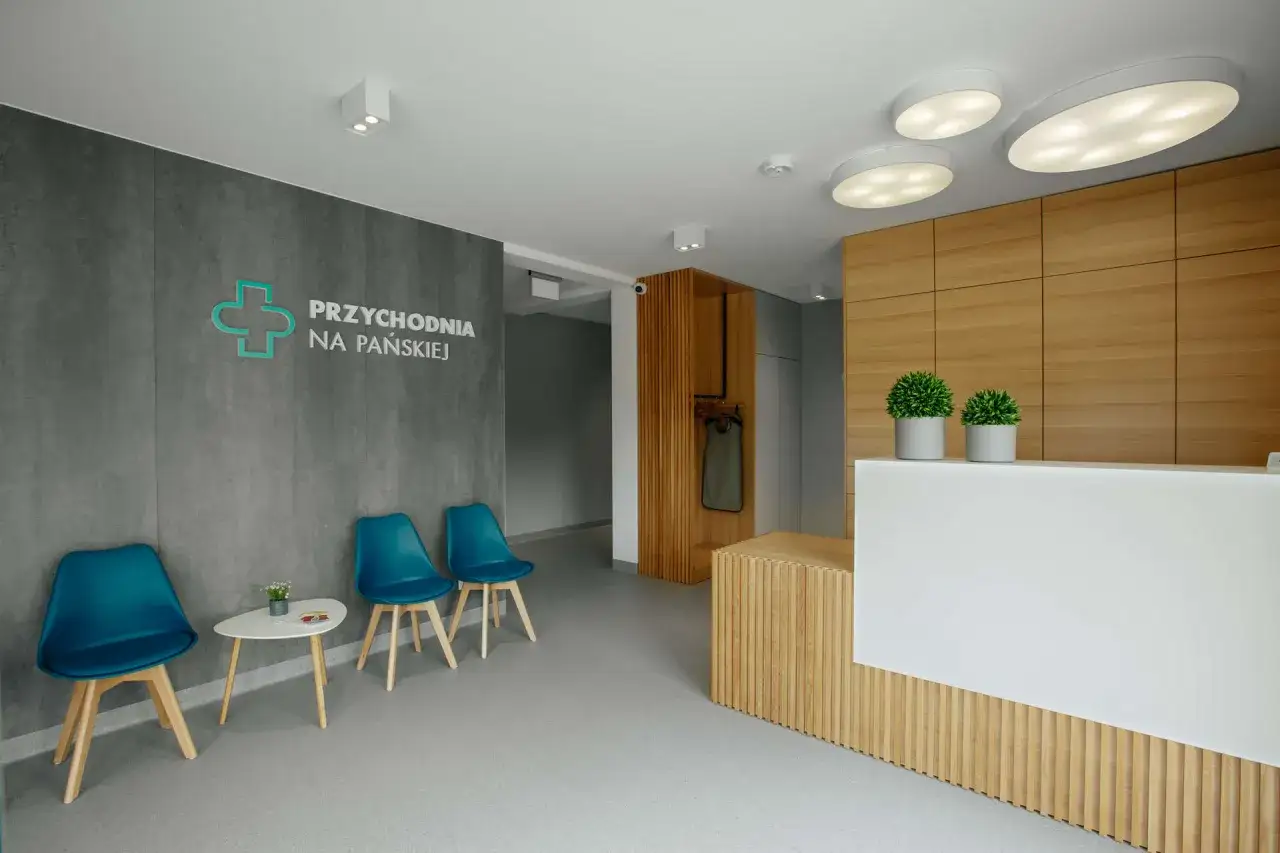 Nowoczesne wnętrze recepcji gabinetu stomatologicznego z logo 