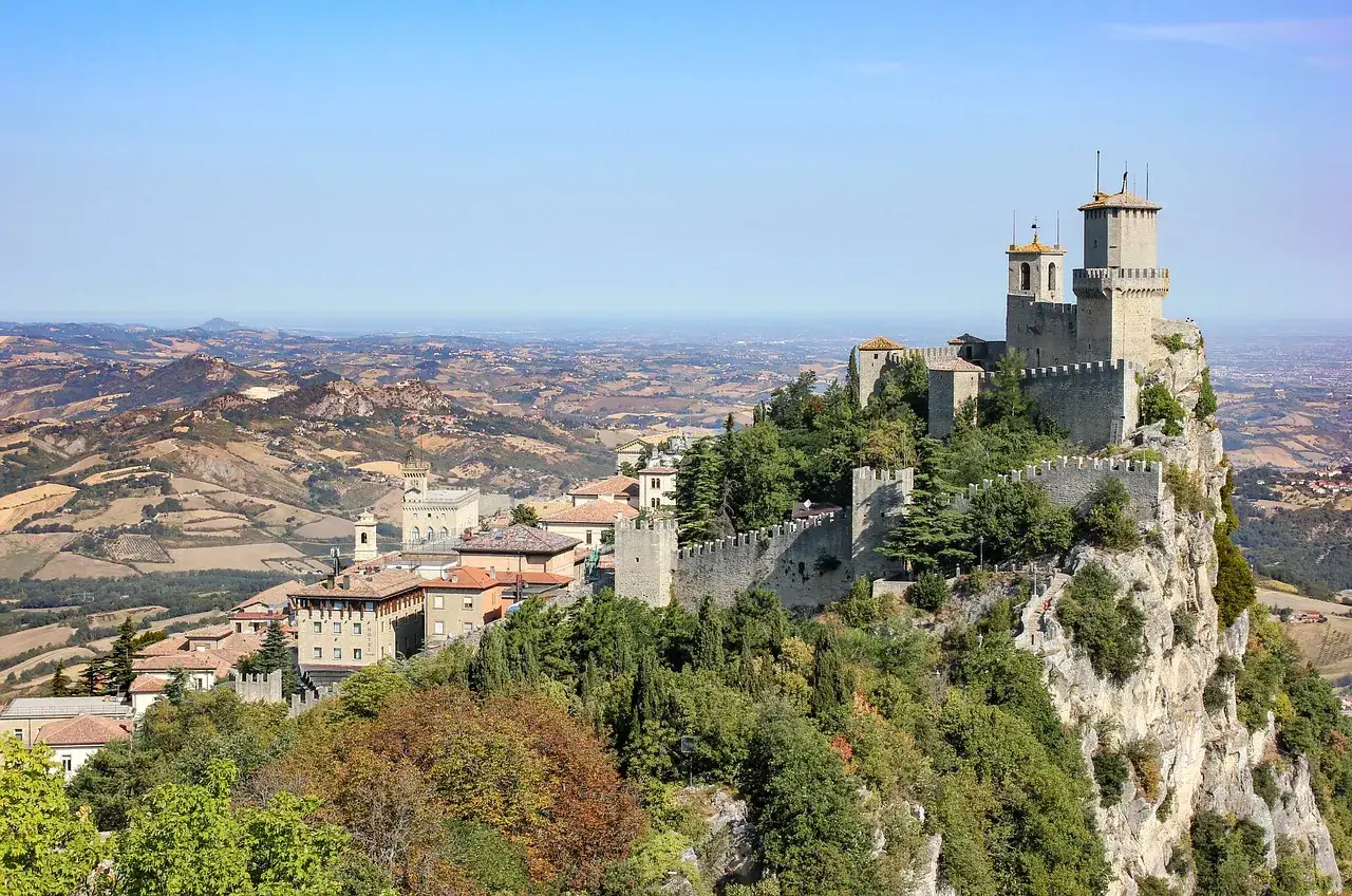 San Marino, zamek na skale. Czy do San Marino potrzebny jest paszport? Warto sprawdzić przed podróżą do tego malowniczego miejsca.